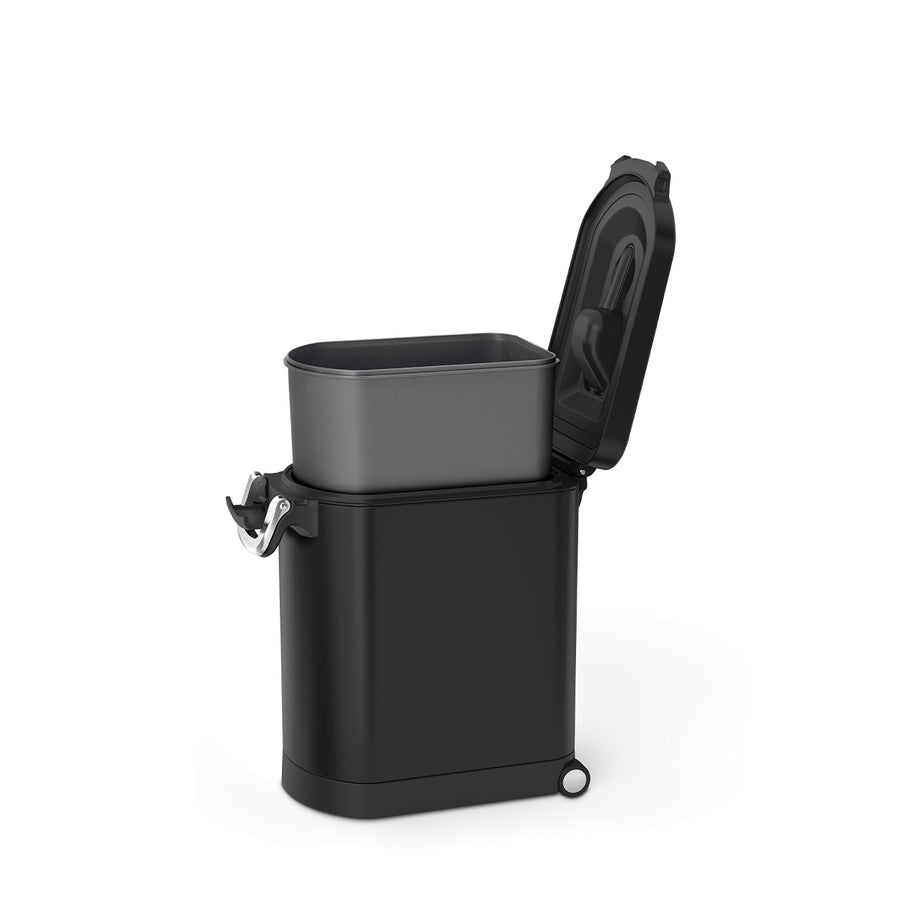 poubelle de taille moyenne destinée aux aliments pour animaux